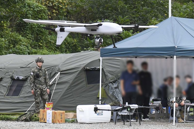 해병대 전투실험대대가 경북 포항 정천리 훈련장에서 적 감시 정찰 및 표적 획득을 위한 장기체공드론 장비를 활용한 위험지역 작전 간 정찰임무를 수행하고 있다. (해병대사단 제공, 재판매 및 DB금지) 2025.9.24 ⓒ 뉴스1 최창호 기자