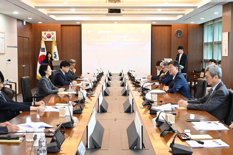 [안산=뉴시스] 이민근 경기 안산시장(오른쪽열 앞에서 두번째)이 21일 한국생산기술연구원에서 안산사이언스벨리(ASV) 기관장 회의를 주재하고 있다. (사진=안산시 제공) 2026.07.22. photo@newsis.com *재판매 및 DB 금지