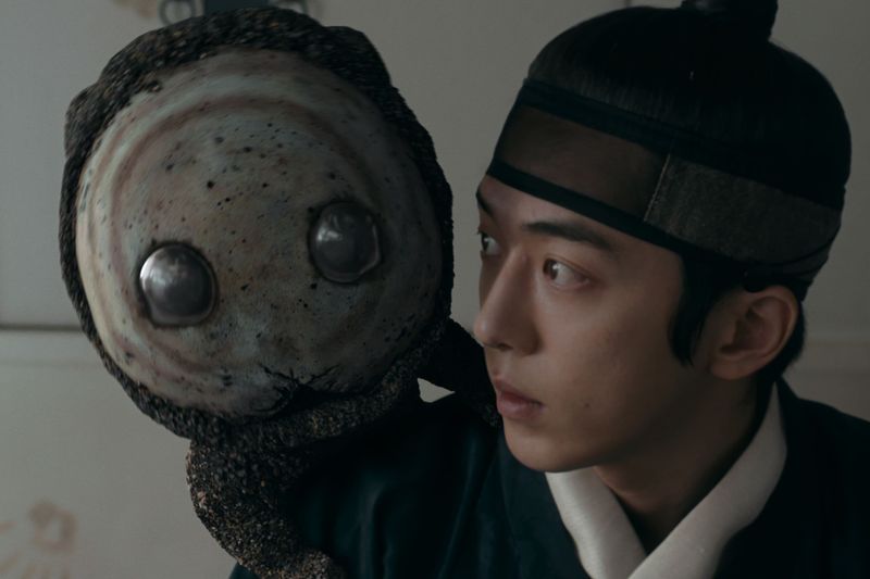 꺼먹살이와 구천 역 남주혁 배우. 넷플릭스 제공