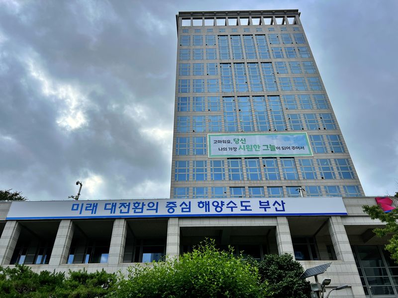 [부산=뉴시스] 새로운 시정 슬로건이 외벽에 걸린 부산시청. (사진=뉴시스 DB) photo@newsis.com