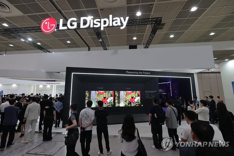 LG디스플레이 전시 (출처=연합뉴스)