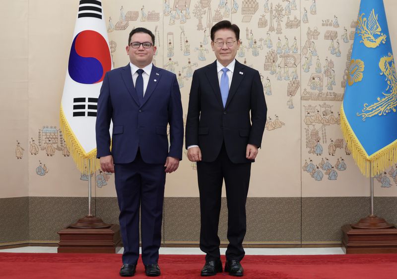 [서울=뉴시스] 김진아 기자 = 이재명 대통령이 22일 청와대에서 열린 주한대사 신임장 제정식에서 페데리코 게레로 아벤다뇨 주한엘살바도르대사에게 신임장을 받고 기념촬영을 하고 있다. 2026.07.22. bluesoda@newsis.com