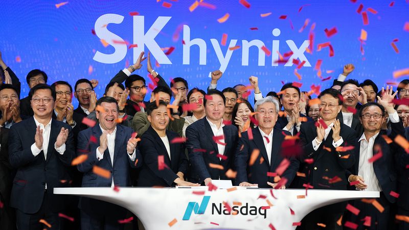 최태원 SK그룹 회장, 곽노정 SK하이닉스 CEO, 고승범 SK하이닉스 사외이사 겸 이사회 의장 등이 지난 7월 10일(현지 시간) 오전 미국 뉴욕 나스닥 마켓사이트에서 열린 나스닥 '오프닝 벨' 행사에서 타종하며 나스닥 ADR 거래 개시를 알리고 있다. 사진=뉴시스