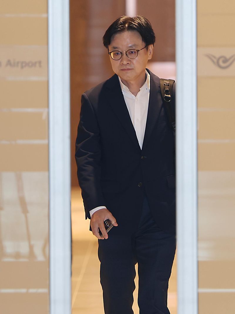 [인천공항=뉴시스] 김명년 기자 = 김정관 산업통상부 장관이 미국에서 열리는 한미 조선협력센터 개소식 참석차 22일 오전 인천국제공항을 통해 출국하고 있다. 2026.07.22. kmn@newsis.com