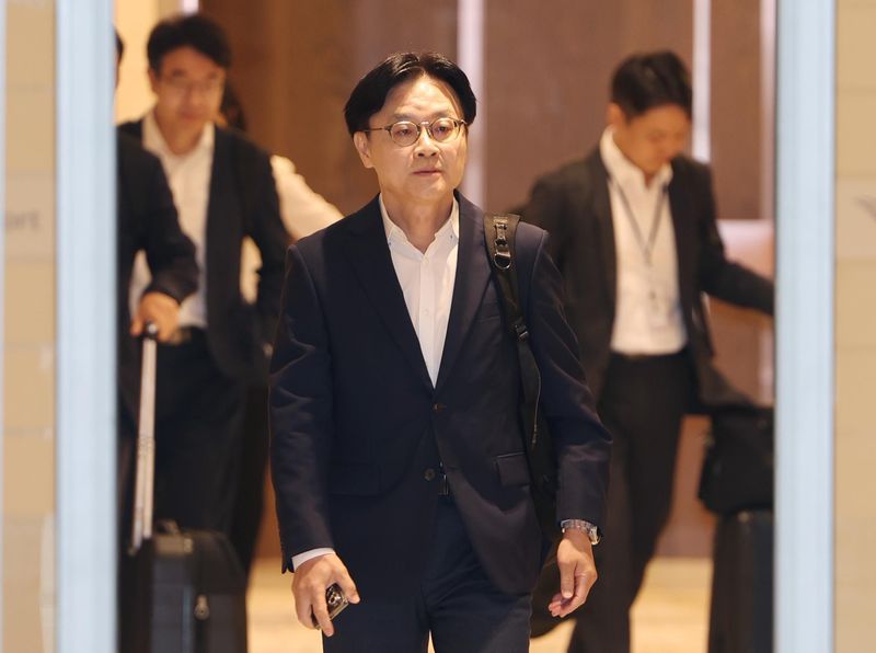 [인천공항=뉴시스] 김명년 기자 = 김정관 산업통상부 장관이 미국에서 열리는 한미 조선협력센터 개소식 참석차 22일 오전 인천국제공항을 통해 출국하고 있다. 2026.07.22. kmn@newsis.com