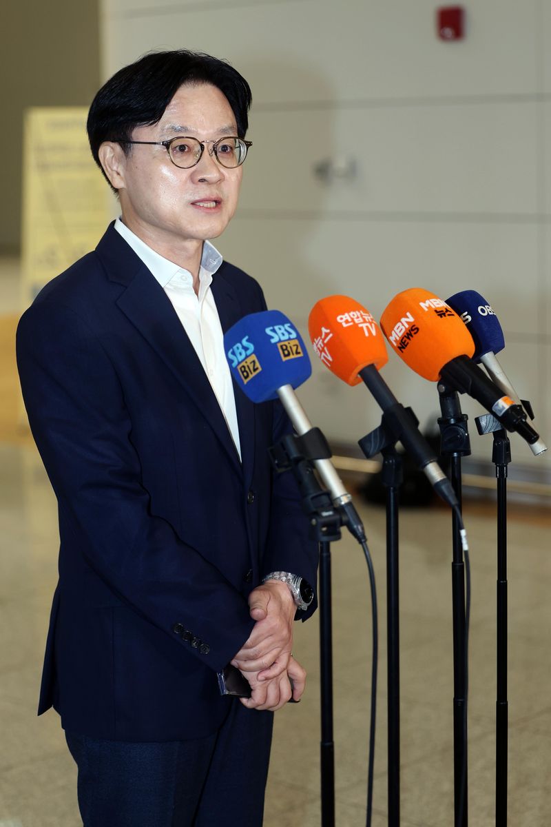 [인천공항=뉴시스] 김명년 기자 = 김정관 산업통상부 장관이 미국에서 열리는 한미 조선협력센터 개소식 참석차 22일 오전 인천국제공항을 통해 출국하기 앞서 발언하고 있다. 2026.07.22. kmn@newsis.com