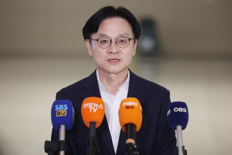 [인천공항=뉴시스] 김명년 기자 = 김정관 산업통상부 장관이 미국에서 열리는 한미 조선협력센터 개소식 참석차 22일 오전 인천국제공항을 통해 출국하기 앞서 발언하고 있다. 2026.07.22. kmn@newsis.com
