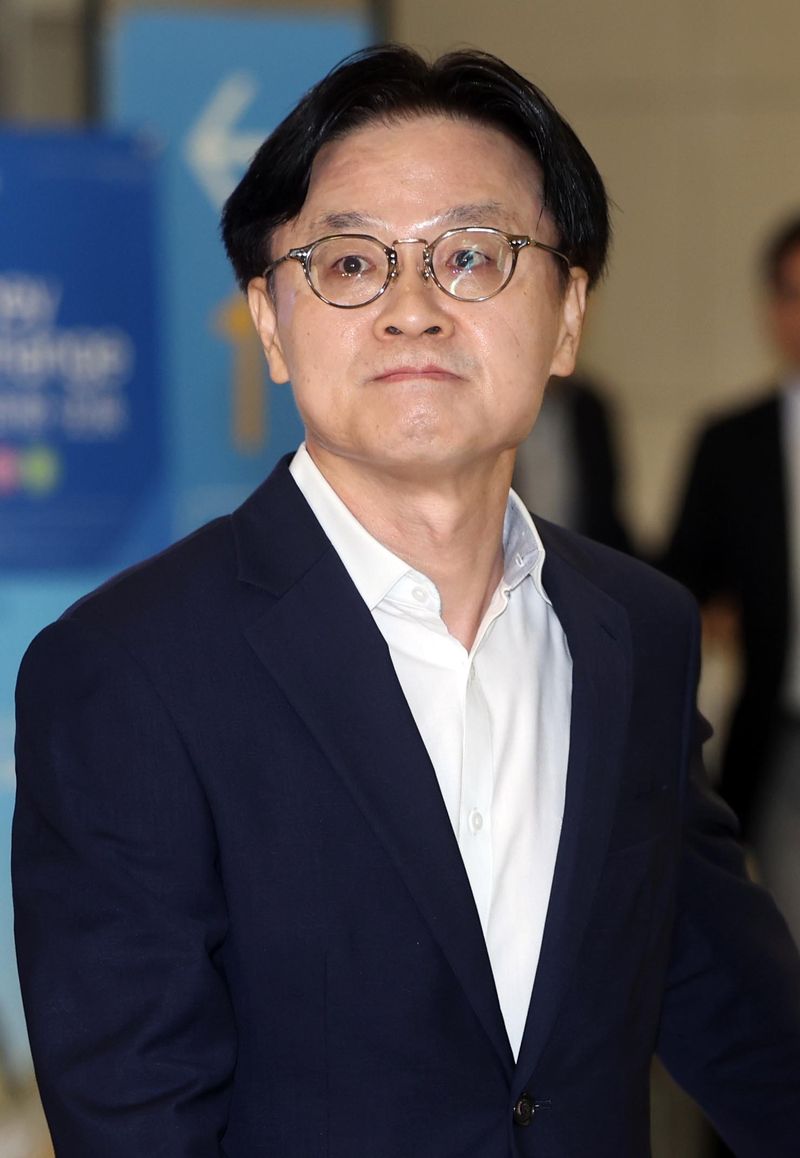 [인천공항=뉴시스] 김명년 기자 = 김정관 산업통상부 장관이 미국에서 열리는 한미 조선협력센터 개소식 참석차 22일 오전 인천국제공항을 통해 출국하고 있다. 2026.07.22. kmn@newsis.com