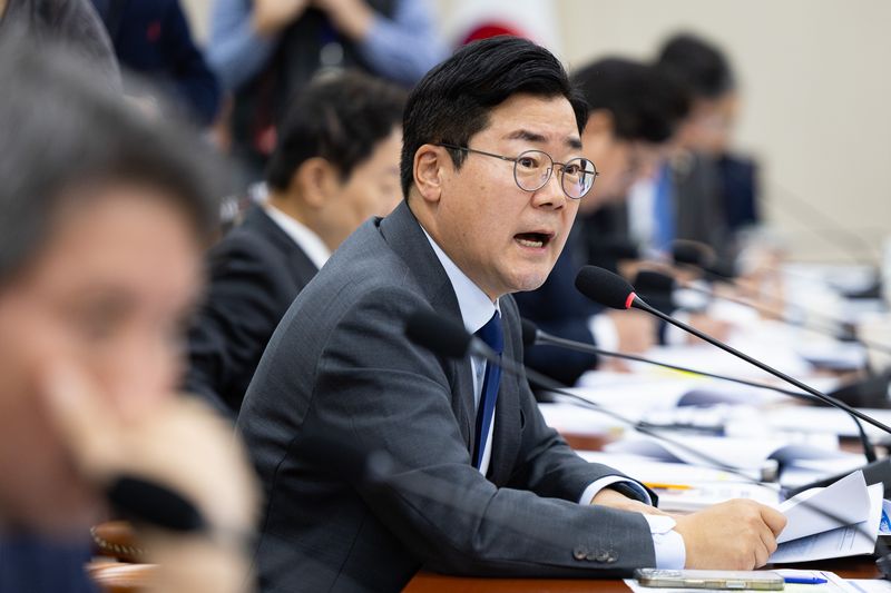 박찬대 더불어민주당 의원(현 인천시장)이 지난해 10월 28일 서울 여의도 국회에서 열린 국정감사에서 질의하고 있다. ⓒ 뉴스1 유승관 기자
