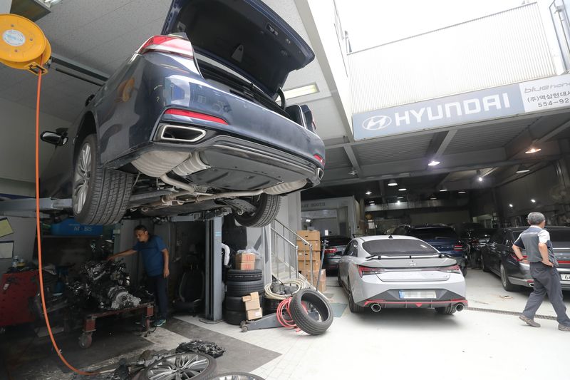 2022년 8월 서울 강남 소재 현대자동차 협력 서비스센터 '블루핸즈 역삼'에서 관계자들이 차량을 수리하고 있는 모습.(자료사진) 2022.8.10 ⓒ 뉴스1 박세연 기자