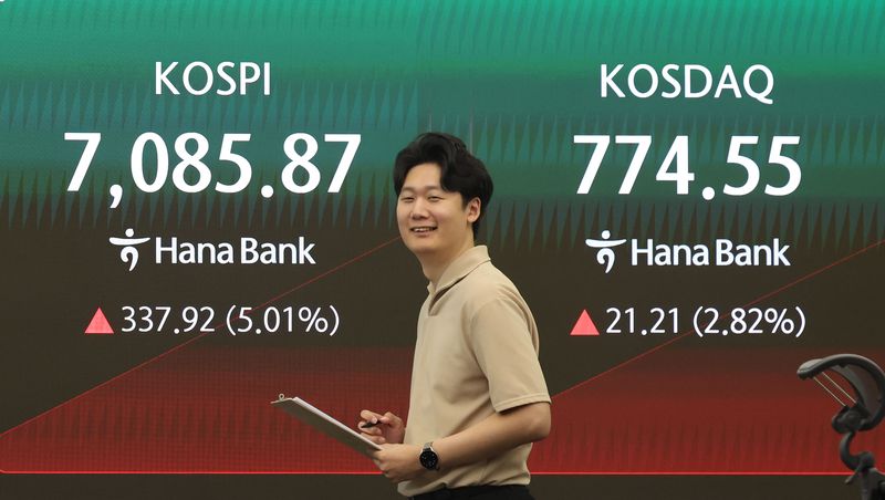 [서울=뉴시스] 권창회 기자 = 22일 오전 서울 중구 하나은행 딜링룸에서 딜러들이 업무를 보고 있다. 코스피가 전 거래일 대비 304.14포인트(4.51%) 오른 7052.09에 출발했다. 원달러 환율은 7.5원 오른 1480.9원으로, 코스닥 지수는 19.07포인트(2.53%) 상승한 772.41에 거래를 시작했다. 2026.07.22. kch0523@newsis.com