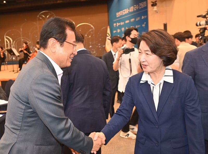 22일 오전 경기도경제과학진흥원 광교홀에서 열린 '2026년 도지사-시장·군수 간담회'에 참석한 추미애 경기도지사(오른쪽)와 이현재 하남시장이 인사를 나누고 있다. 하남시 제공