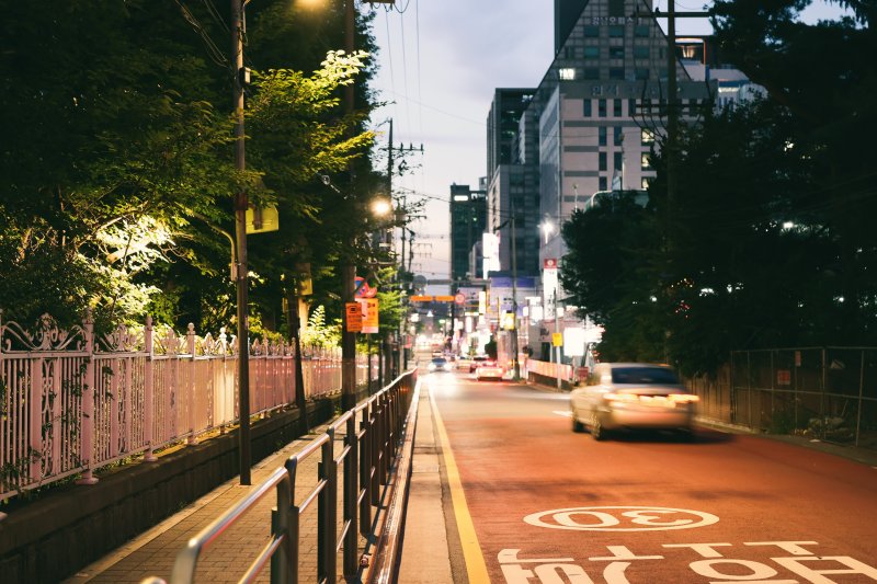 서울 강남역에서 캐논 'EOS R6 V'로 촬영한 도심 풍경. 카메라에 자체 내장된 컬러 필터 '스토리 청록색&주황색'을 적용했다. 사진=최혜림 기자