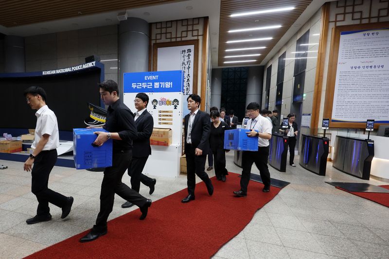 [서울=뉴시스] 조성우 기자 = 여고생 살인범 장윤기 사건을 둘러싼 부실수사와 유착 의혹을 수사 중인 검찰과 경찰이 경찰청 국가수사본부에 대한 강제수사에 나선 21일 서울 서대문구 경찰청에서 검찰 수사 관계자들이 압수수색을 마친 뒤 압수물품을 옮기고 있다. 2026.07.21. xconfind@newsis.com