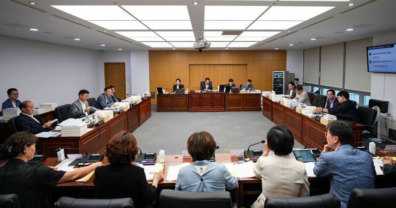22일 전북도의회 교육위원회가 도교육청이 제출한 안건을 심사하고 있다.(의회제공, 재판매 및 DB금지)2026.7.22/뉴스1