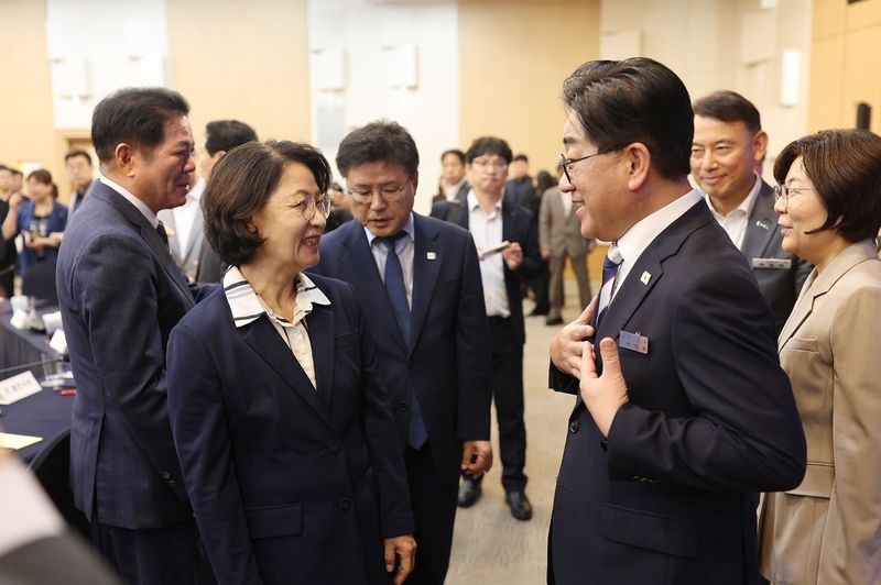 이기형 시장이 22일 경기도경제과학진흥원에서 열린 민선9기 첫 '도-시군 간담회'에 참석해 추미애 경기도지사와 만나 이야기하고 있다. (김포시 제공.재판매 및 DB금지)
