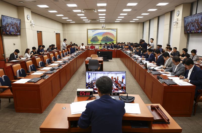 MBK가 쏘아 올린 사모펀드 규제…당국, 연내 입법 속도