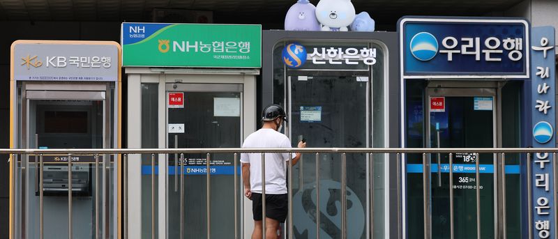 22일 서울 시내에 설치된 시중은행 ATM의 모습. 연합뉴스