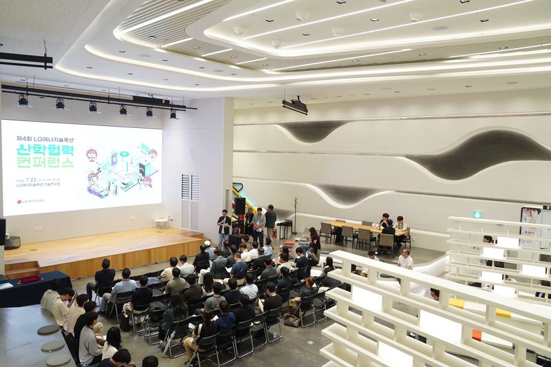 [서울=뉴시스] LG에너지솔루션이 22일 대전 기술연구원에서 개최한 제4회 산학 협력 컨퍼런스 모습. (사진=LG에너지솔루션) 2026.07.22 photo@newsis.com *재판매 및 DB 금지 *재판매 및 DB 금지
