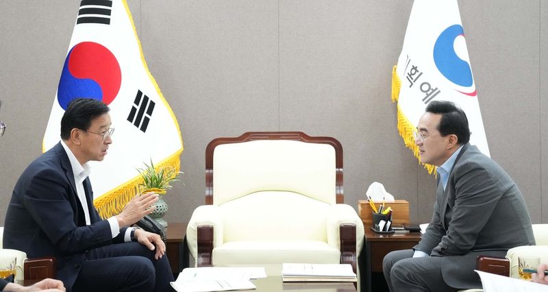 위성곤 제주지사가 지난 7월 22일 박홍근 기획예산처 장관을 만나 제주 미래전략사업의 국비 반영을 요청하고 있다. 당시 제주도가 건의한 4대 과학기술원-제주 연합캠퍼스 조성사업은 2027년도 정부예산안에 10억원이 반영됐으며, 제주권 AX 대전환 실증사업은 국회 심의 단계에서 추가 확보를 추진한다. /사진=제주특별자치도 제공