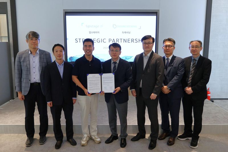 왼쪽부터 업스테이지 박의규 이사, 변재경 클라우드 사업부문 대표, 권순일 CSO, 두레시닝 윤순기 대표, 권혁소 부사장, 강혜구 부사장, KDEI 강만수 연구소장 /업스테이지, 두레시닝 제공