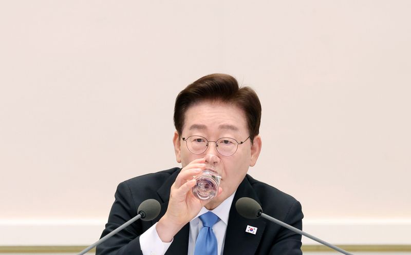 이재명 대통령이 지난달 22일 청와대 영빈관에서 열린 '지역필수공공의료 간담회'에서 물을 마시고 있다. 뉴시스