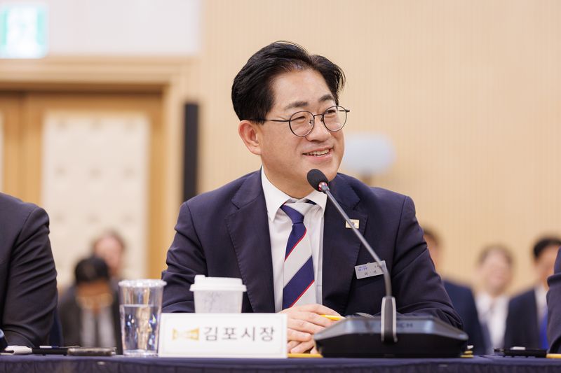 [김포=뉴시스]이기형 경기 김포시장이 22일 경기도경제과학진흥원에서 열린 민선9기 첫 '도-시군 간담회'에 참석해 시 주요 현안을 건의했다. (사진=김포시 제공) 2026.07.22. photo@newsis.com