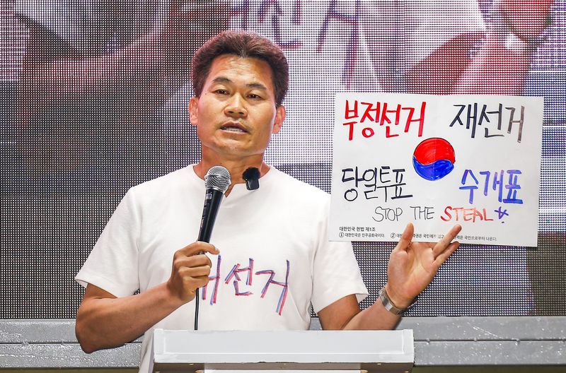 [서울=뉴시스] 정병혁 기자 = 유튜버 전한길 씨가 10일 서울 송파구 올림픽공원 장미광장 앞에서 열린 자유와혁신 6.3 부정선거 대국민 보고대회에서 발언하고 있다. 2026.06.10. jhope@newsis.com