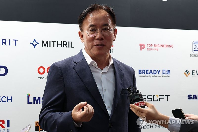 질문에 답하는 정철동 LG디스플레이 사장 (출처=연합뉴스)