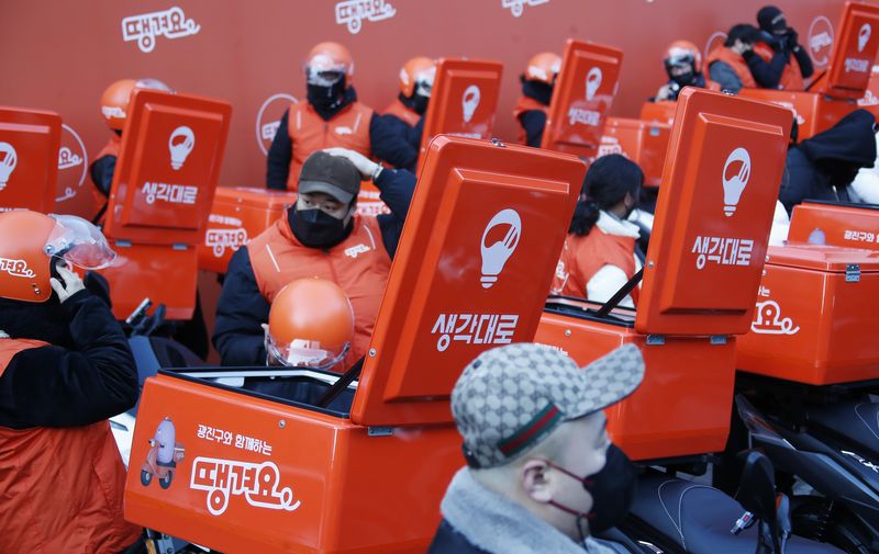 지난 2022년 1월 14일 오전 서울 광진구 로데오프라자 앞에서 열린 신한은행 배달앱 ‘땡겨요’ 공식 론칭 기념 행사에서 라이더 22명이 출시 세리머니 준비를 하고 있다. ⓒ 뉴스1 권현진 기자
