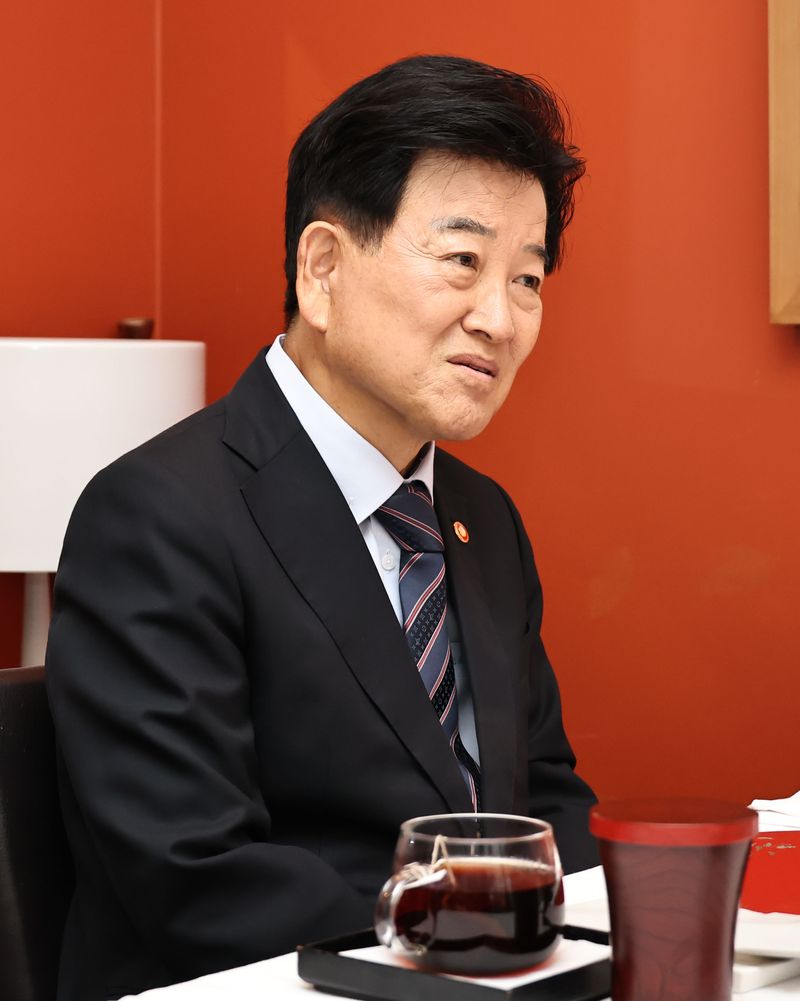 [서울=뉴시스] 박주성 기자 = 정동영 통일부 장관과 유흥식 추기경이 22일 서울 중구 컨퍼런스하우스 달개비에서 오찬 간담회를 갖고 있다. (공동취재). 2026.07.22 photo@newsis.com