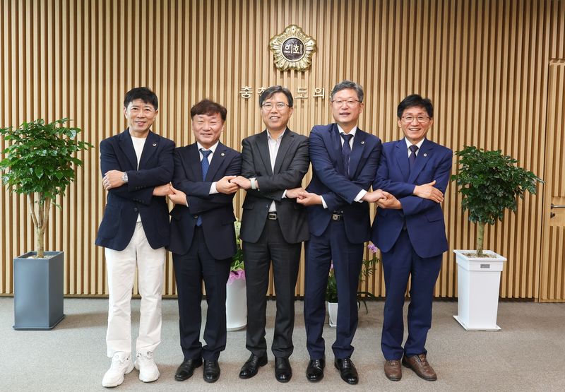 [수원=뉴시스] 남종섭(더불어민주당·용인3) 경기도의회 의장, 이상식 충북도의회 의장, 박종혁 인천광역시의회 의장, 안신일 세종특별자치시의회 의장 등이 22일 충북도의회에서 정담회를 갖고 기념사진을 찍고 있다. (사진=경기도의회 제공) 2026.07.22. photo@newsis.com *재판매 및 DB 금지