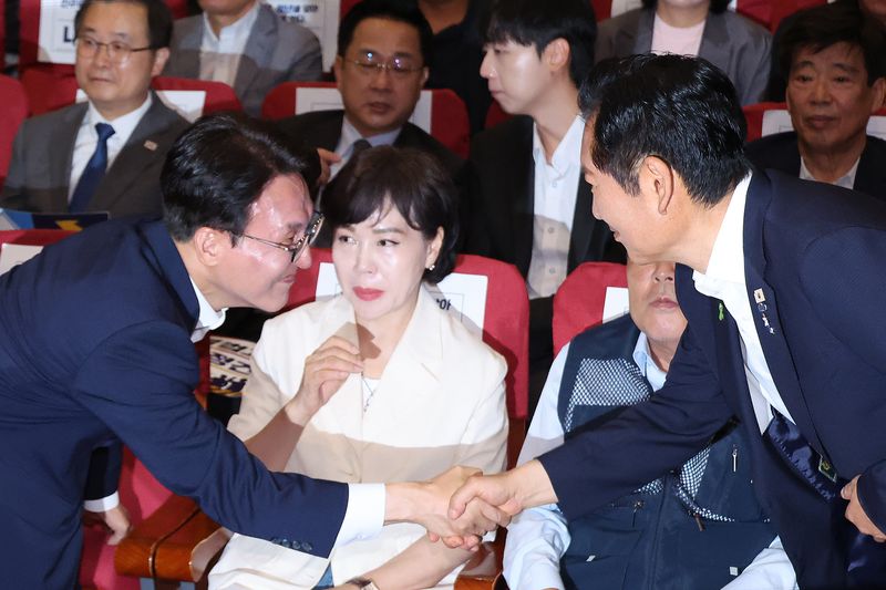 더불어민주당 당권 주자인 김민석, 정청래 의원이 22일 서울 여의도 국회 의원회관에서 열린 '민주당, 청년을 담아 노동을 잇다' 행사에서 인사하고 있다. 2026.7.22 ⓒ 뉴스1 신웅수 기자