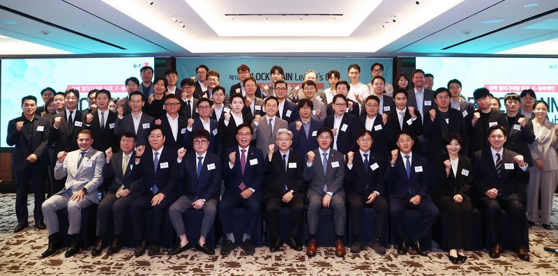 이영섭 뉴스1 대표이사가 22일 오전 서울 중구 롯데호텔에서 열린 제10회 뉴스1 블록체인리더스클럽에서 박상혁 더불어민주당 의원, 김재섭 국민의힘 의원 등 참석자들과 기념촬영을 하고 있다. 2026.7.22 ⓒ 뉴스1 김민지 기자