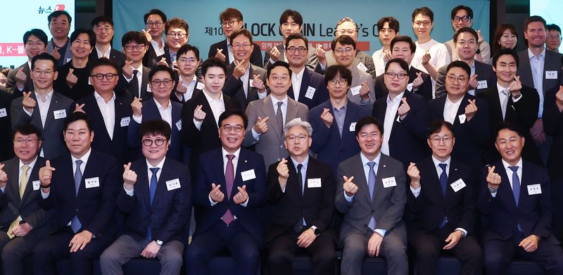 이영섭 뉴스1 대표이사가 22일 오전 서울 중구 롯데호텔에서 열린 제10회 뉴스1 블록체인리더스클럽에서 박상혁 더불어민주당 의원, 송언석 국민의힘 의원을 비롯한 블록체인 관련 대표들과 기념촬영을 하고 있다. 2026.7.22 ⓒ 뉴스1 김민지 기자