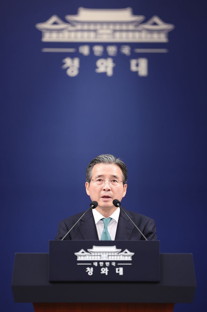 김용범 정책실장이 지난 22일 청와대 춘추관에서 대통령 순방 일정 관련 브리핑을 하고 있다. 김 실장은 28일(현지시간) 브라질 상파울루 현지에서 기자들과 만나 "레버리지 ETF로 이런(변동성) 현상이 더욱 도드라져 보일 수는 있고, 상당히 많은 문제가 다 그것 하나로 귀결되는 것처럼 말하는데 그것은 꼭 그렇지는 않다"고 했다. 뉴스1 제공