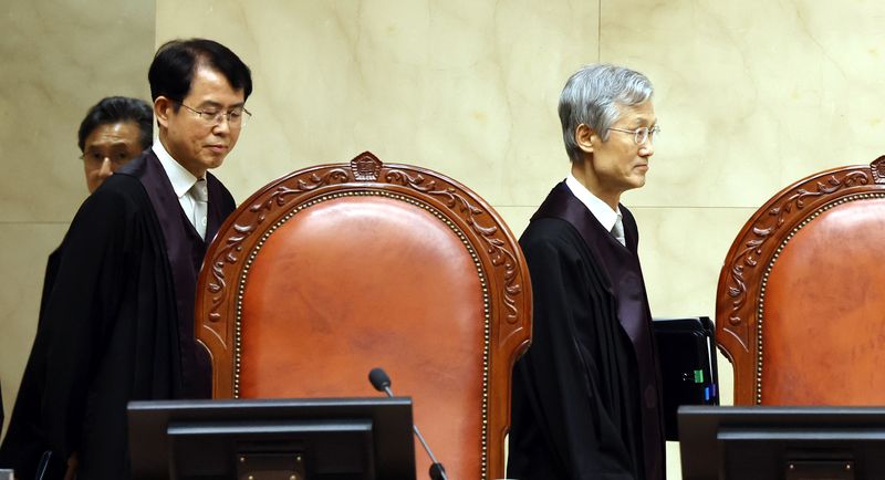 [서울=뉴시스] 박영태 기자 = 조희대 대법원장이 22일 서울 서초구 대법원에서 열린 대법원 전원합의체 선고에 참석하고 있다. 대법원은 이날 훈련 중 부대원 3명 앞에서 대위를 모욕한 해군 상사의 상관모욕 혐의 사건 등을 선고한다.?2026.07.22. since1999@newsis.com