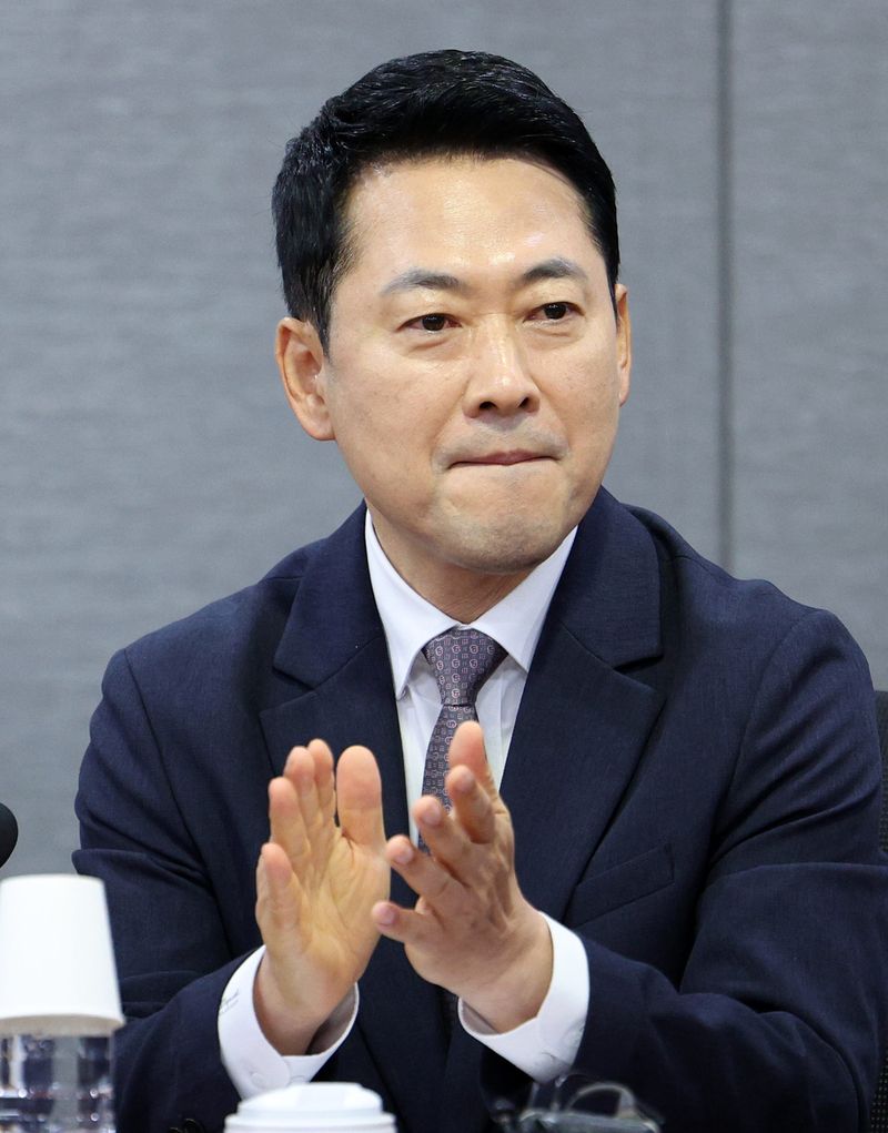 [서울=뉴시스] 고범준 기자 = 장동혁 국민의힘 대표가 21일 서울 여의도 국회 의원회관에서 열린 '우리 주식시장, 이대로 괜찮은가?: 롤러코스터 삼전닉스 레버리지 ETF' 세미나에서 참석자 소개에 박수치고 있다. 2026.07.21. bjko@newsis.com