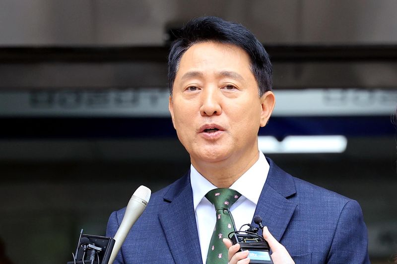 [서울=뉴시스] 김금보 기자 = 오세훈 서울시장이 22일 서울 서초구 서울중앙지방법원에서 열린 정치자금법위반 혐의 1심 선고를 마치고 취재진의 질문에 답하고 있다. 오 시장은 지난 2021년 서울시장 재보궐선거를 앞두고 정치 브로커 명태균 씨에게 총 10차례에 걸쳐 여론조사 결과를 제공받고 후원자 김 씨에게 3300만 원 상당의 비용을 대납하도록 한 혐의로 1심 벌금 1000만 원을 선고 받았다. (공동취재) 2026.07.22. photo@newsis.com