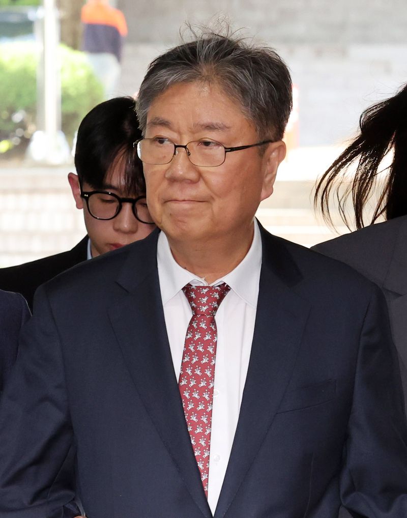 [서울=뉴시스] 배훈식 기자 = 윤석열 정부 시절 대통령실 관저 이전 특혜 의혹으로 기소된 김대기 전 대통령실 비서실장이 첫 공판에서 혐의를 전면 부인했다. 사진은 김 전 비서실장의 모습. 2026.07.22. dahora83@newsis.com