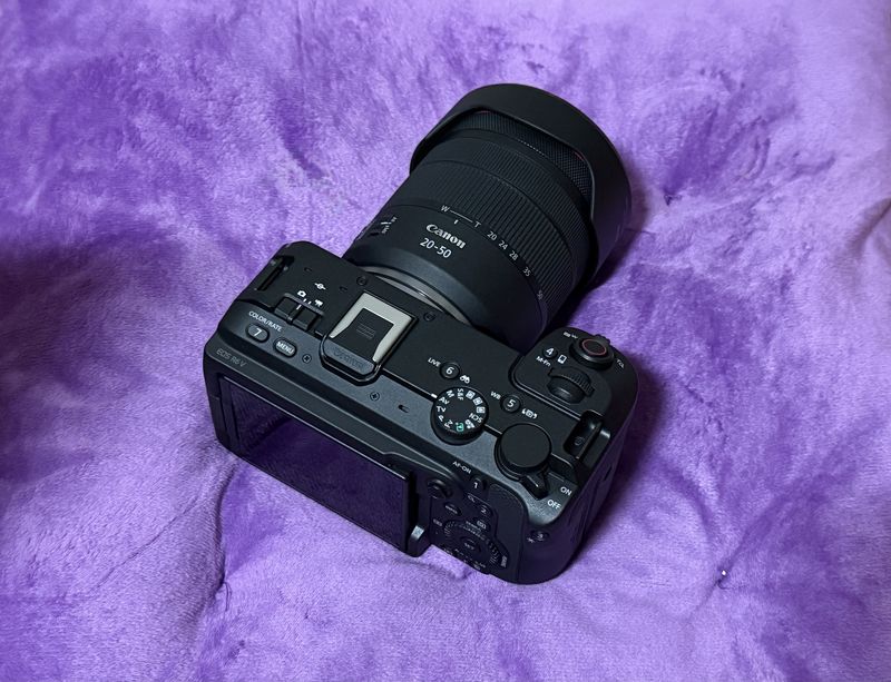캐논 'EOS R6 V' 바디와 파워 줌 렌즈 'RF20-50mm F4 L IS USM PZ' 조합