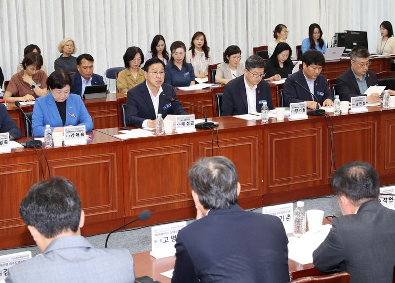 위성곤 제주특별자치도지사가 22일 오후 제주도청 탐라홀에서 민생경제 대응 방향을 설명하고 있다. 위 지사는 경제지표와 현장의 이상 신호를 놓치지 말고 실행 가능한 대책을 마련하라고 주문했다. /사진=제주특별자치도 제공