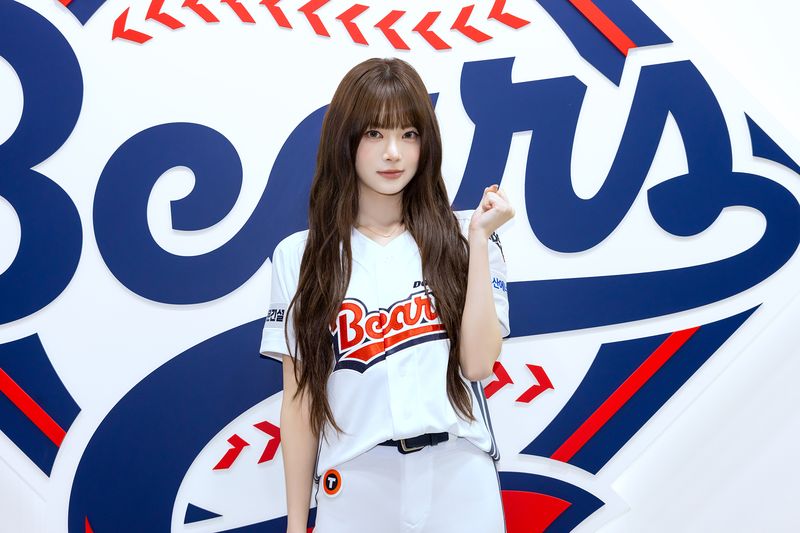 [서울=뉴시스] 르세라핌 홍은채 두산 시구 현장 사진. (사진 = 쏘스뮤직(하이브) 제공) 2026.07.22. photo@newsis.com *재판매 및 DB 금지