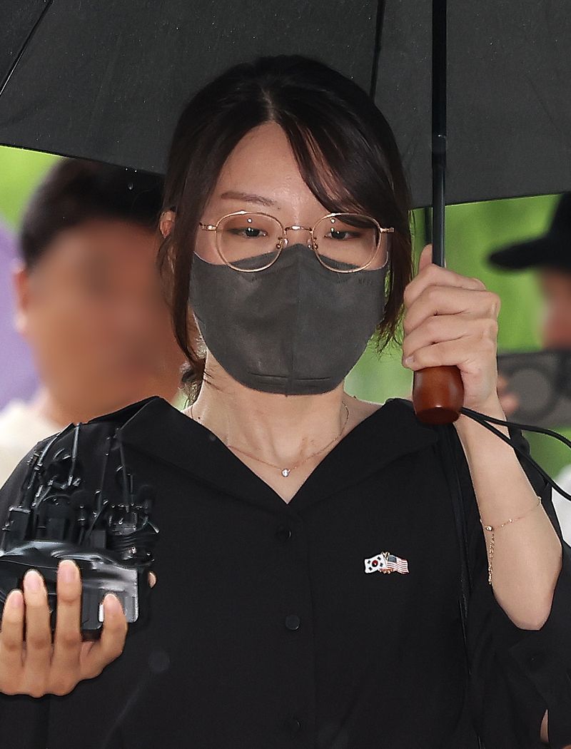 [서울=뉴시스] 김선웅 기자 = 올림픽공원 핸드볼경기장 개표소 현장에서 체육단체 관계자들의 출입을 막아 업무방해 혐의로 구속영장이 청구된 30대 여성 A씨(일명 올다르크)가 21일 서울 송파구 서울동부지법에서 열린 구속 전 피의자 심문(영장실질심사)에 출석하고 있다. 2026.07.21. mangusta@newsis.com