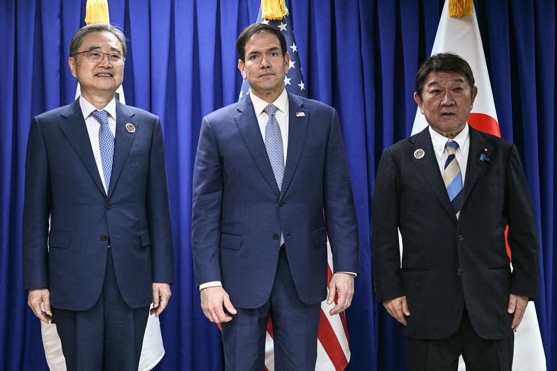 [파사이=AP/뉴시스] 조현(왼쪽) 외교부 장관이 22일(현지 시간) 필리핀 메트로 마닐라 파사이에서 동남아시아국가연합(ASEAN·아세안) 외교장관회의를 계기로 열린 한미일 외교장관회의에 앞서 마코 루비오(가운데) 미국 국무장관, 모테기 도시미쓰 일본 외무상과 기념 촬영하고 있다. 2026.07.22.