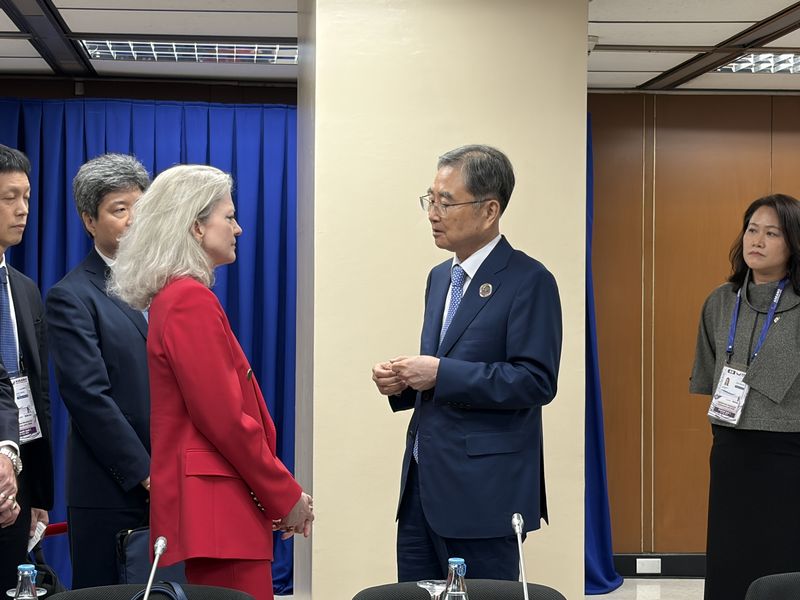 [마닐라=뉴시스, 외교부 공동취재단]조현 외교부 장관이 22일(현지시간) 필리핀 마닐라에서 한미일 외교장관회담 직전 앨리슨 후커 미 국무부 차관과 대화를 나누고 있다. *재판매 및 DB 금지