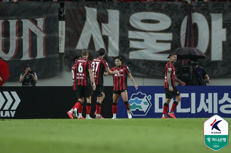 [서울=뉴시스] 프로축구 K리그1 FC서울의 정승원(오른쪽 2번째). (사진=한국프로축구연맹 제공)