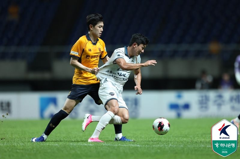 [서울=뉴시스] 프로축구 K리그1 광주FC의 문민서(왼쪽), 김천 상무의 고재현. (사진=한국프로축구연맹 제공)