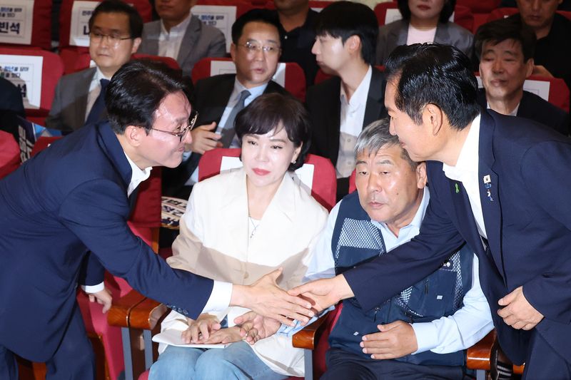 더불어민주당 당권 주자인 김민석, 정청래 의원이 22일 서울 여의도 국회 의원회관에서 열린 '민주당, 청년을 담아 노동을 잇다' 행사에서 인사하고 있다. 2026.7.22 ⓒ 뉴스1 신웅수 기자