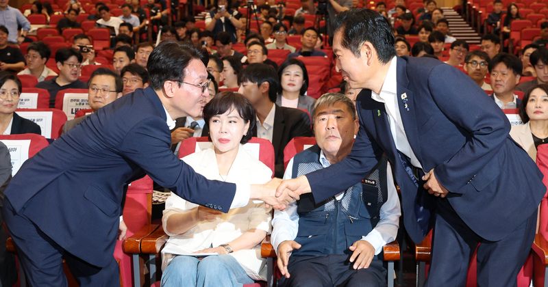 [서울=뉴시스] 고범준 기자 = 당권주자인 김민석 전 국무총리와 정청래 전 대표가 22일 서울 여의도 국회 의원회관에서 열린 'in 민주당 청년을 담다! 노동을 잇다' 토론회에서 악수하고 있다. 2026.07.22. bjko@newsis.com